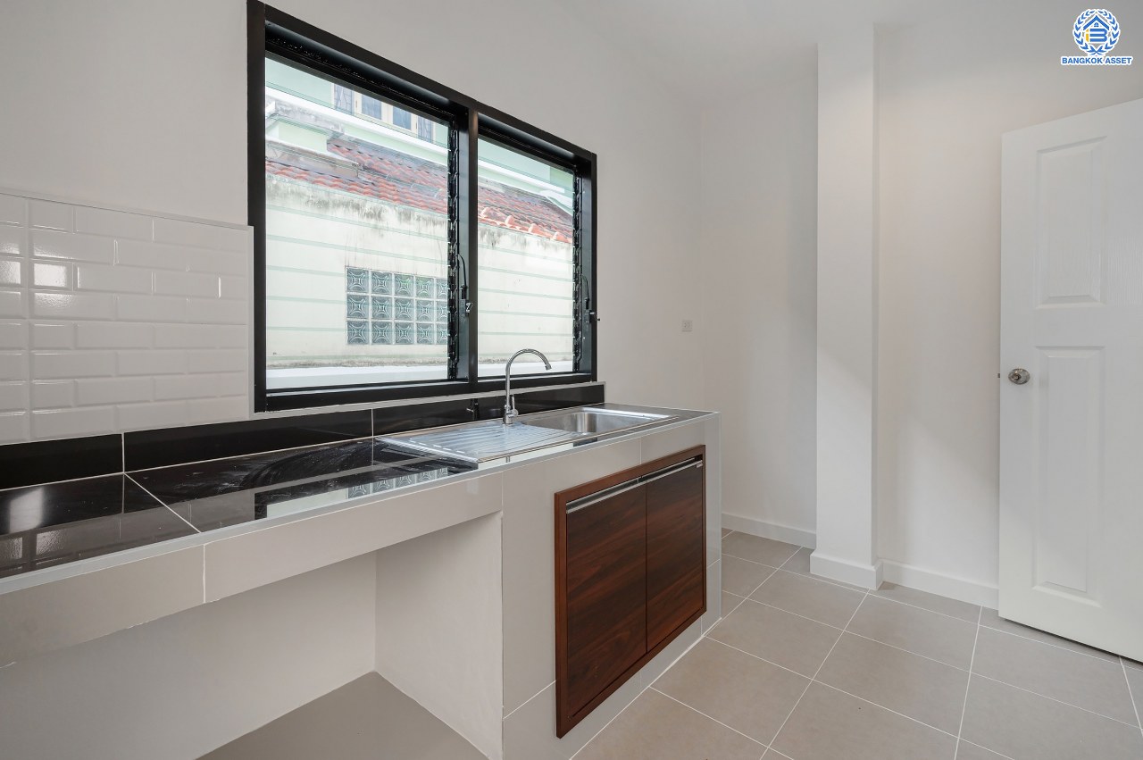 บ้านมือสองตกแต่งใหม่ แบรนด์ Q.House โครงการ ลัดดารมย์ ปิ่นเกล้า เนื้อที่ 53.1 ตร.ว. พื้นที่ใช้สอย 211.5 ตร.ม. ฟังก์ชันจัดเต็ม 3 ห้องนอน 2 ห้องน้ำ จอดรถได้ 2 คัน บนทำเลศักยภาพ ใกล้เซ็นทรัลเวสต์เกต, วงเวียนพระราม5, ทางด่วน "กาญจนาภิเษก" และรถไฟฟ้า "สถานีตลาดบางใหญ่"